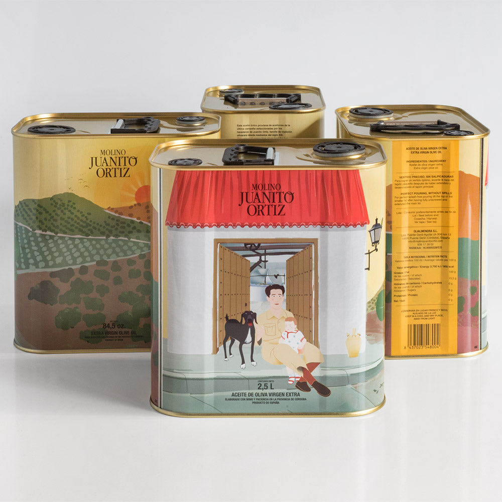 Varias latas cuadradas de aceite de oliva "Molino Juanito Ortiz" vistas desde diferentes ángulos en una superficie blanca, mostrando las diferentes perspectivas de la lata y la información nutricional en la parte trasera.